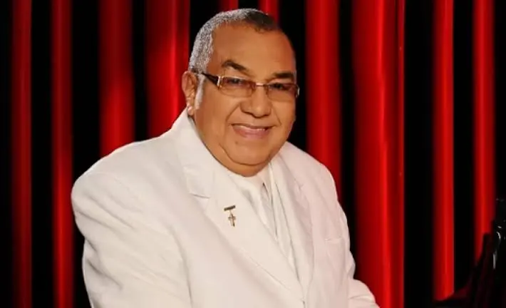 Alci Acosta, una de las grandes voces del bolero colombiano, permanece estable en una Unidad de Cuidados Intensivos de Barranquilla, según informó su hijo Checo Acosta.